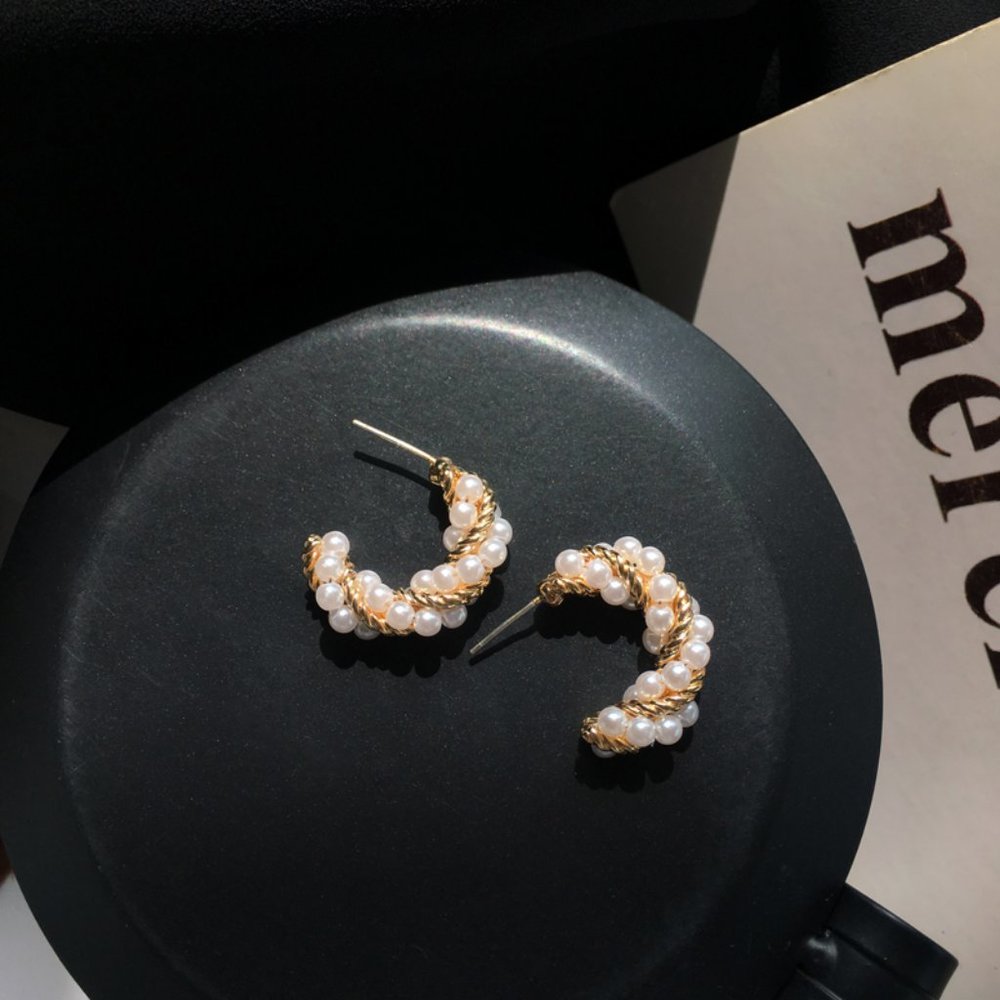 💙Pearls Twisted Croissant Dome Earrings - Picture 13 of 14